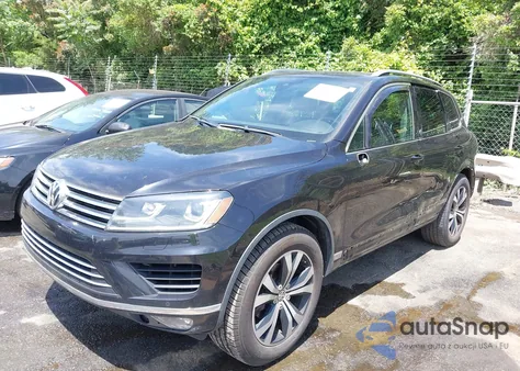 2017 Volkswagen Touareg V6 Wolfsburg Edition z USA, uszkodzony, nr VIN WVGRF7BP9HD001737